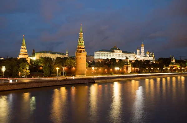 Moscow Kremlin On Banks Of Moscow River Of Blue Hour. — Stock Photo, Image