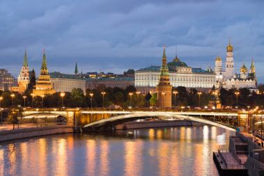 Moskova Kremlin, büyük taş köprü Moskova Nehri akşam ile.