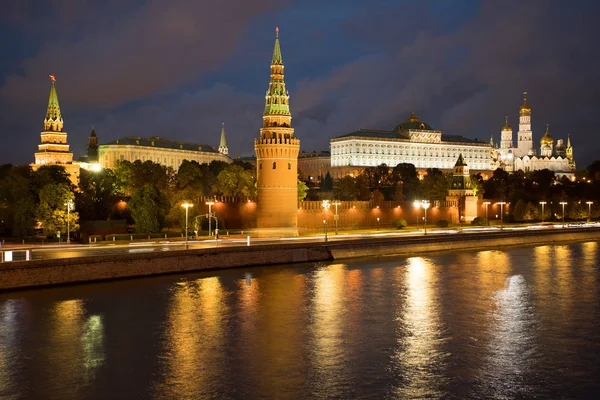 Kremlin de Moscú en la costa del río Moscú . — Foto de Stock