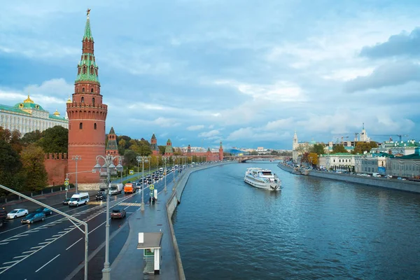 Moscú, Rusia. Kremlin de Moscú en la costa del río Moskva . — Foto de Stock