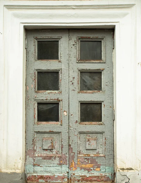 Alte Holztür mit weißem Rahmen. — Stockfoto