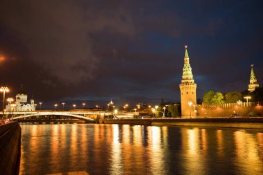 Moskova Kremlin ile aydınlatma ve büyük taş köprü ile görünümünü