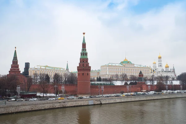 Moscú, Rusia. Kremlin de Moscú en la costa del río Moskva . —  Fotos de Stock