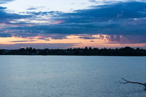 Paisagem com rio sob a noite do pôr do sol . — Fotografia de Stock