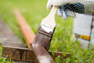 El boya boru fırça ile boya.