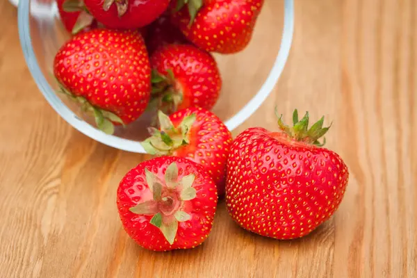 텍스처와 테이블에 딸기의 열매. — 스톡 사진