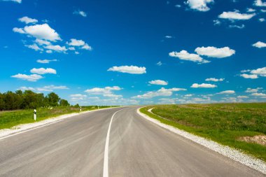 Mavi gökyüzü arka plan kırsal kesimde asfalt yolda.