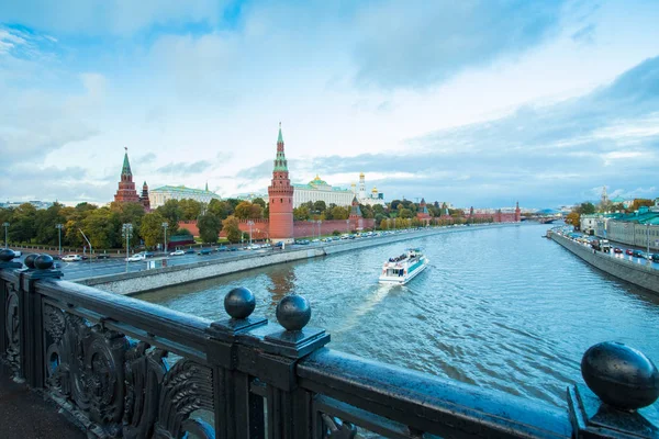 View From Big Stone Bridge On Moscow Kremlin with Floating Ship. — Stock Photo, Image