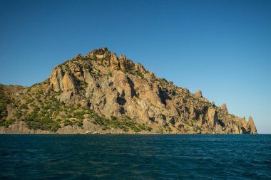 Yazın güneşli bir günde Karadeniz 'den Kara Dag Dağı' na güzel manzara Kurortnoe yerleşimi, Kırım, Ukrayna.