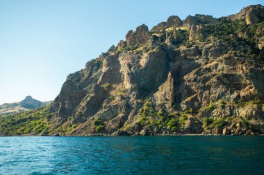 Yazın güneşli bir günde Karadeniz 'den Kara Dag Dağı' na güzel manzara Kurortnoe yerleşimi, Kırım, Ukrayna.