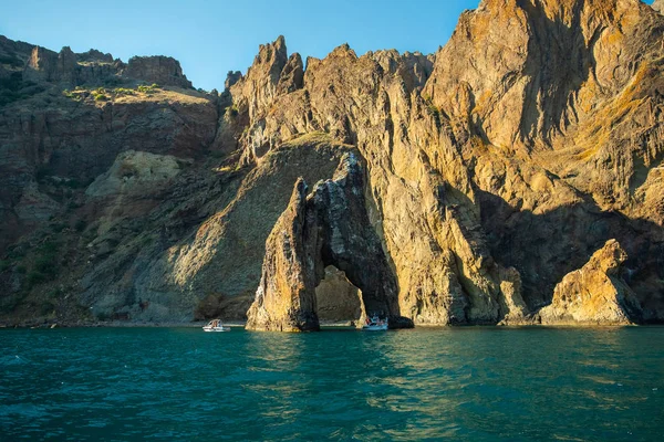 Ukrayna 'nın başkenti Kırım' da güneşli bir günde Karadağ Dağı 'nın Altın Kapısı Sahne Kayası.