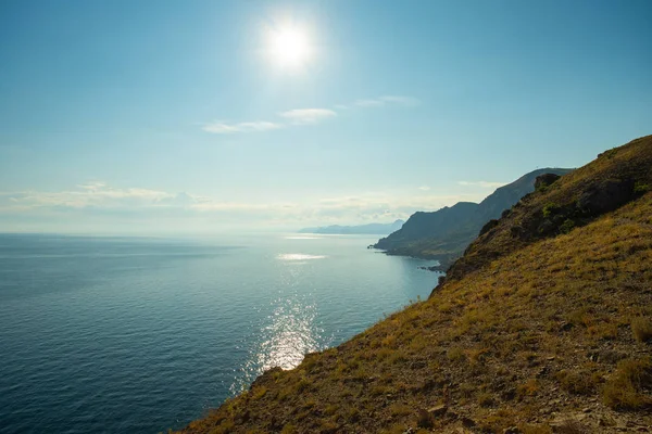 Parlak Güneş 'ten Güzel Manzara ve Ukrayna' nın Kırım şehrinde yaz ayında Cape Meganom 'da Karadeniz' in Işıltılı Suyu.
