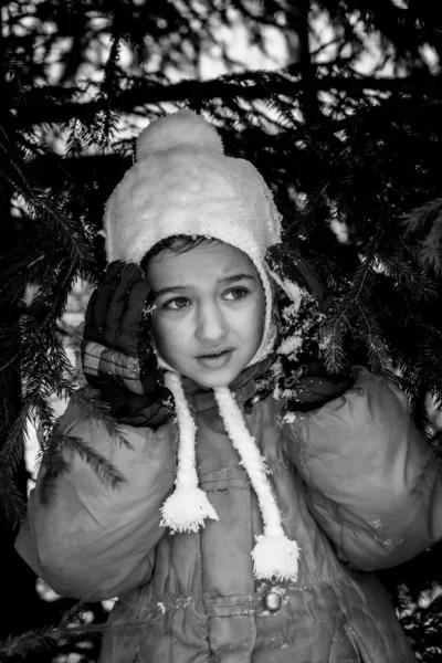 Portret wystraszonej dziewczynki w lesie w zimie zbliżenie — Zdjęcie stockowe