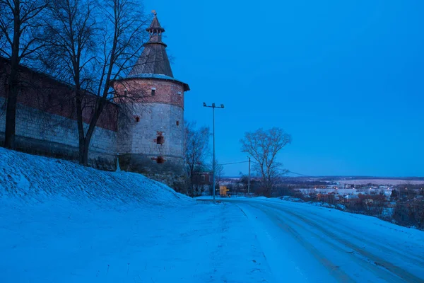 Охоронна вежа Зарайска Кремля з дорогою зимою в Зараї — стокове фото