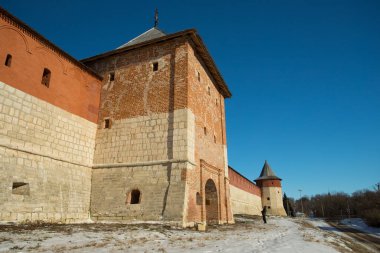 Spasskaya Kapısı, Zaraysk Kremlin 'in Mavi Gökyüzü Kulesi Kışın güneşli bir günde Moskova' nın Zaraysk bölgesinde, Rusya.