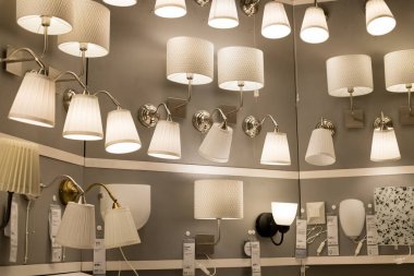 Moskova, Rusya - 10 Şubat 2018: IKEA Mağazasında Farklı Modern Lambalar ve Işıklar Yığını.
