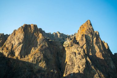Yazın güneşli bir günde Kara Dag Dağı 'nın Kurortnoe yerleşim bölgesinde manzara kapanışı, Kırım, Ukrayna.