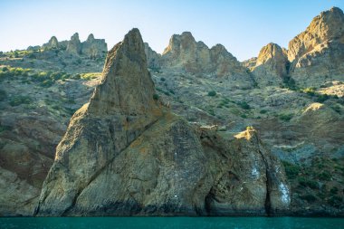 Yazın güneşli bir günde Ukrayna 'nın başkenti Kurortnoe' da Karadeniz 'den Kara Dag Dağı' na yakın bir manzara..
