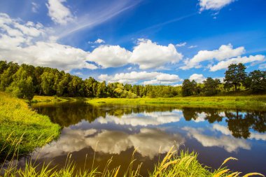 Rusya 'nın Mozhaysk şehrinde güneşli bir günde dramatik mavi gökyüzü altında bulutlu güzel bir yaz manzarası..