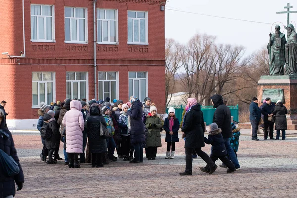Kolomna, Moskova Bölgesi, Rusya - 01 Mart 2020: Kolomna Kremlin Katedral Meydanı 'nda Genç Turistler Grubu.
