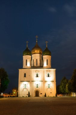 Kolomna Kremlin 'deki Katedral Meydanı' nda aydınlatmalı Ortodoks Varsayım Katedrali Yazın Gece Mavi Gökte Kolomna, Moskova Bölgesi, Rusya.