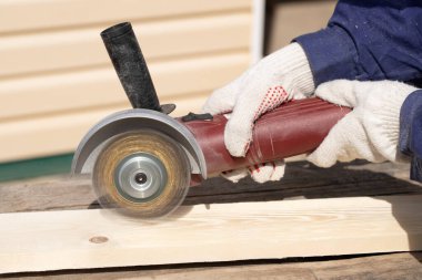 Açılı Öğütücüyle İşçinin Elleri Metal Fırça Öğütücüsüyle Yeni Temiz Ahşap Çam Tahtasını Güneşli Yakın Çekimde Öğütüyor.