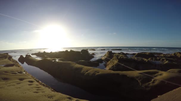 Een schilderachtige zonsondergang over de kust van San Diego. Californië. — Stockvideo