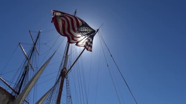 Amerikanische Flagge auf einer Segel-Fregatte. san diego. Kalifornien. — Stockvideo