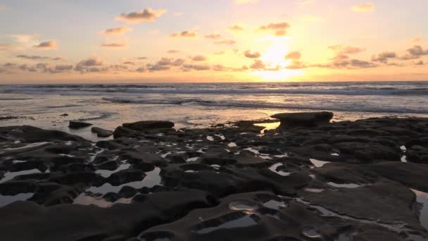 Malebný západ slunce na pobřeží San Diego. Kalifornie. — Stock video