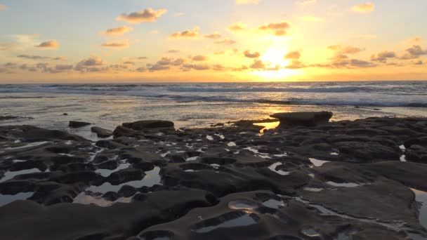 Um pôr-do-sol cénico na costa de San Diego. Califórnia . — Vídeo de Stock