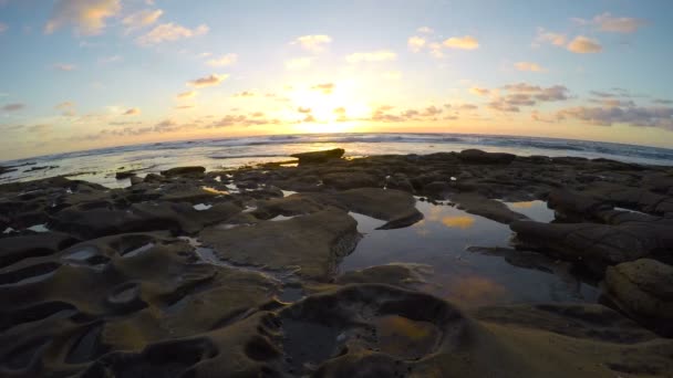 Een schilderachtige zonsondergang over de kust van San Diego. Californië. — Stockvideo