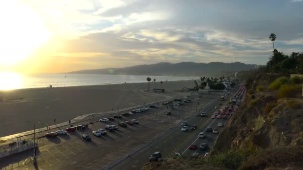 Santa Monica kıyısında doğal bir gün batımı. Los Angeles. California. — Stok video