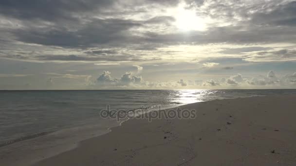 Maldivler adalar ıssız bir adada güzel gün batımı. — Stok video