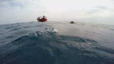 Sonra su yüzüne su yüzeyinde tekne toplar dalış dalgıçlar. Maldivler.