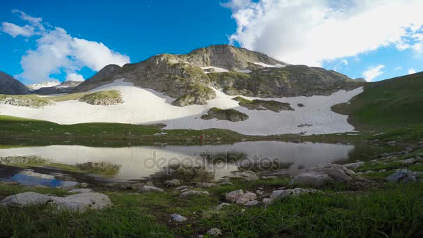 Oshten 山の麓に美しい山間の湖。カフカス山脈。ロシア. — ストック動画