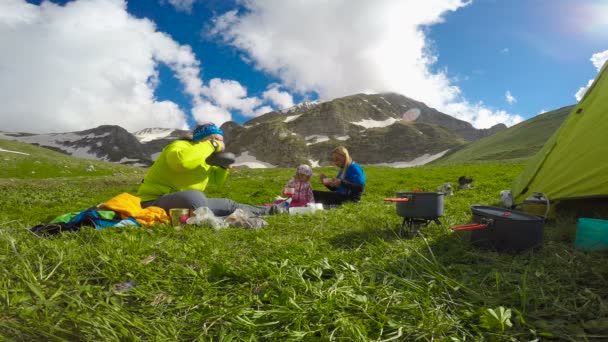 Acampamento turístico nas proximidades da montanha Oshten. As montanhas caucasianas. Rússia . — Vídeo de Stock