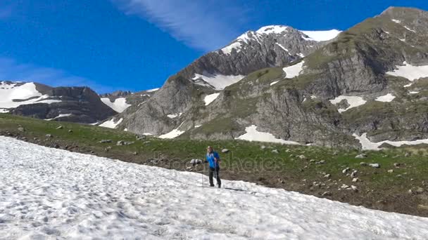 Touristenlager in der Nähe des Berges oshten. die kaukasischen Berge. Russland. — Stockvideo