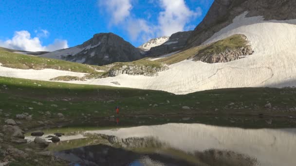 Un pintoresco lago de montaña al pie de la montaña Oshten. Las montañas caucásicas. Rusia . — Vídeos de Stock