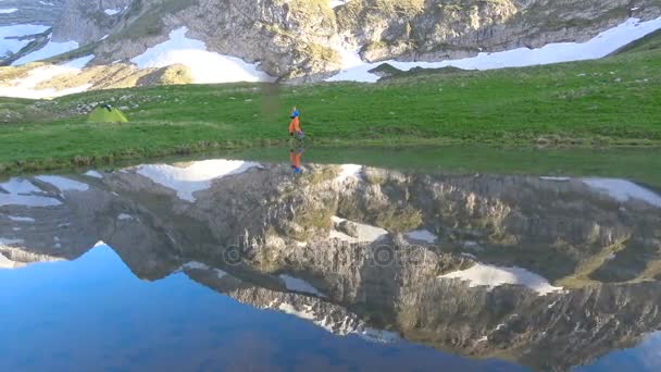 Een pittoreske bergmeer aan de voet van de berg Oshten. De Kaukasische bergen. Rusland. — Stockvideo