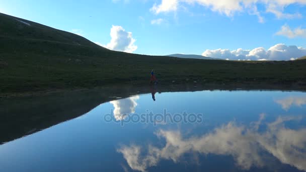 Un pintoresco lago de montaña al pie de la montaña Oshten. Las montañas caucásicas. Rusia . — Vídeo de stock