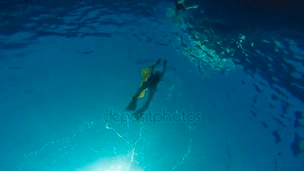 Underwater dance. Diving in the Red sea near Egypt. — Stock Video
