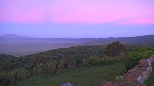 Svítání v kráteru Ngorongoro. Safari - cesta přes africké savany. Tanzanie. — Stock video