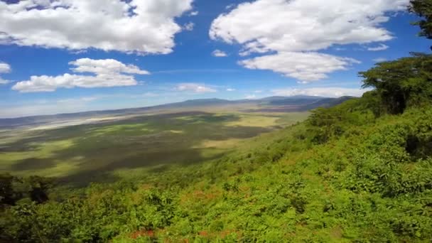 Panorama kráteru Ngorongoro. Safari - cesta přes africké savany. Tanzanie. — Stock video