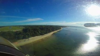 Bir tek motorlu uçak mafya Adası'na iniş. Tanzanya. Hint Okyanusu.