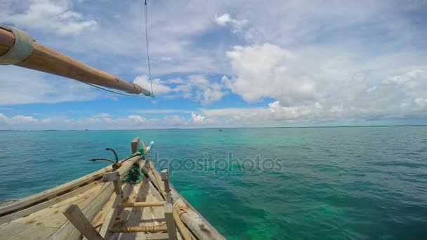 Περπατήστε σε ένα σκάφος από το νησί της μαφίας. Τανζανία. Στον Ινδικό Ωκεανό. — Αρχείο Βίντεο