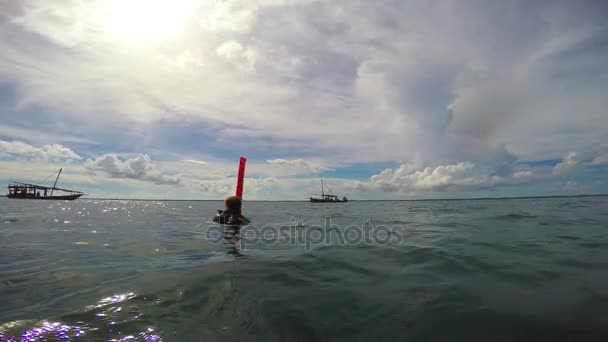 Boya de buceo después de salir a la superficie. Emocionante buceo fuera de la isla de la Mafia. Tanzania. Del océano Índico . — Vídeos de Stock