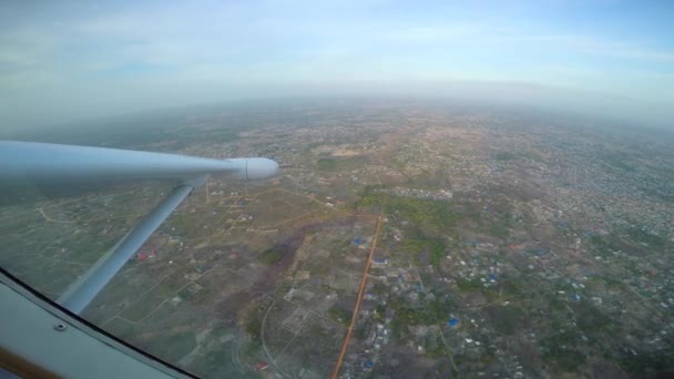 単一エンジンの航空機をタンザニアに飛んでいます。アフリカ. — ストック動画