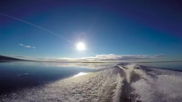 Båttur på sjön Lovozero. Kolahalvön. Ryssland. — Stockvideo