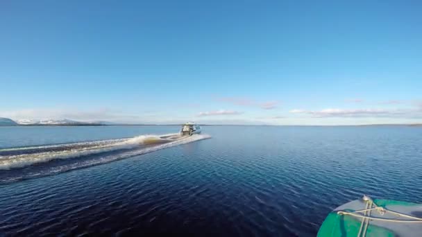 Gita in barca sul lago Lovozero. Penisola di Kola. Russia . — Video Stock