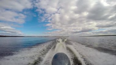 Göl Lovozero tekne gezisine. Kola Yarımadası. Rusya.